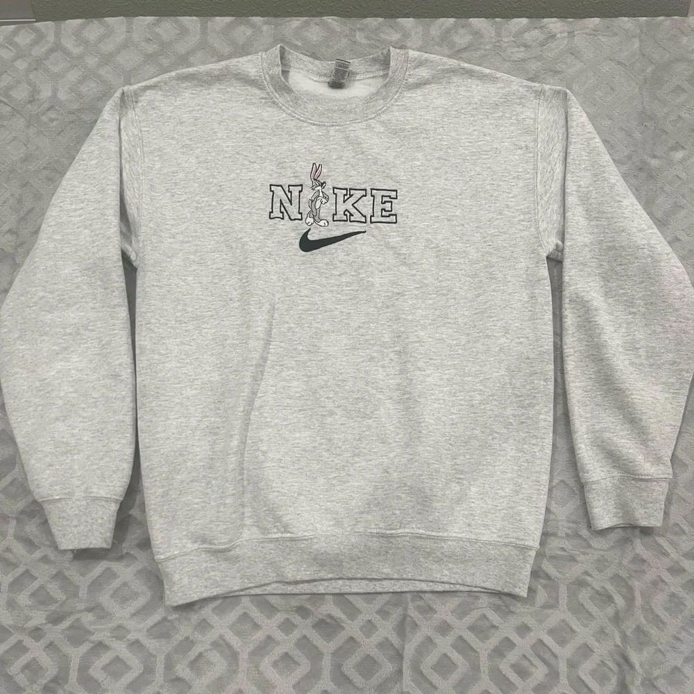 Nike Light Gray‎ Crewneck unisex Sweater bugs bunny logo size medium